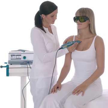 Terapeutkinja primenjuje laser terapiju